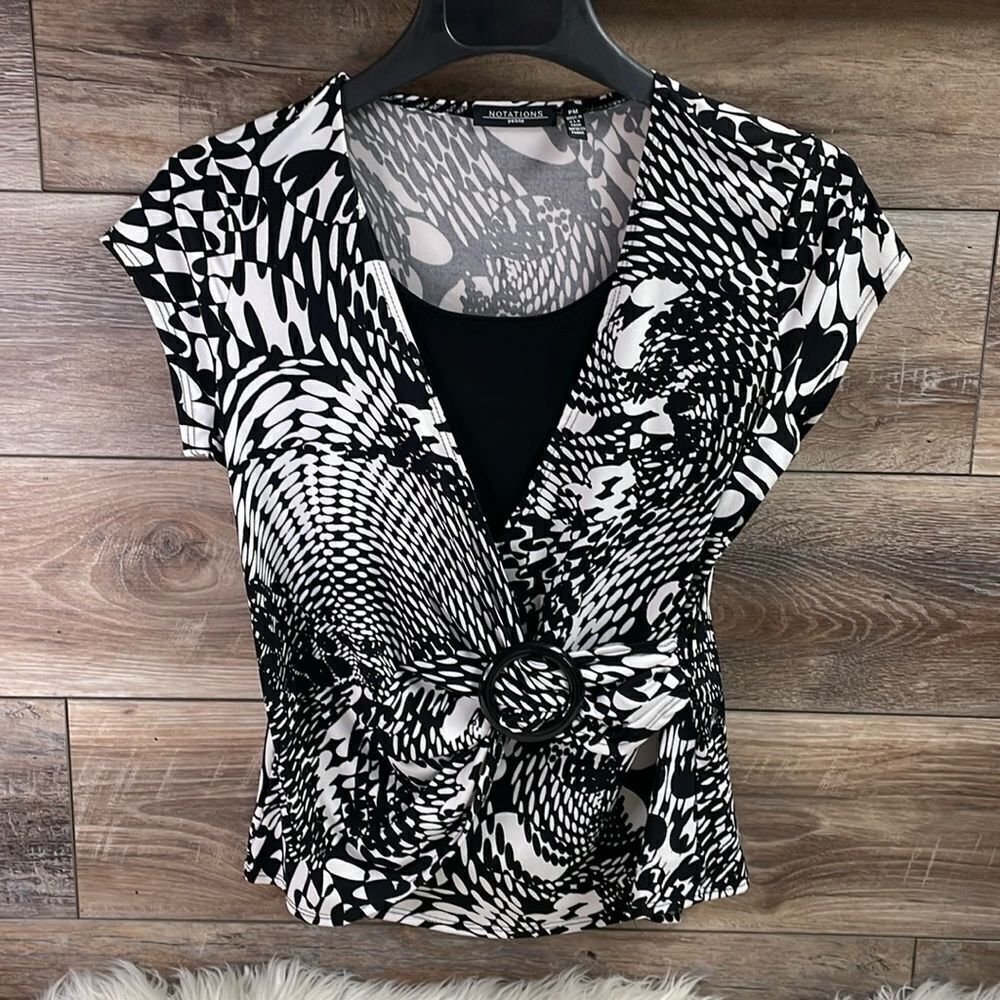 Notations Petite Ladies Blouse, Size PM, Black and White Abstract Design
